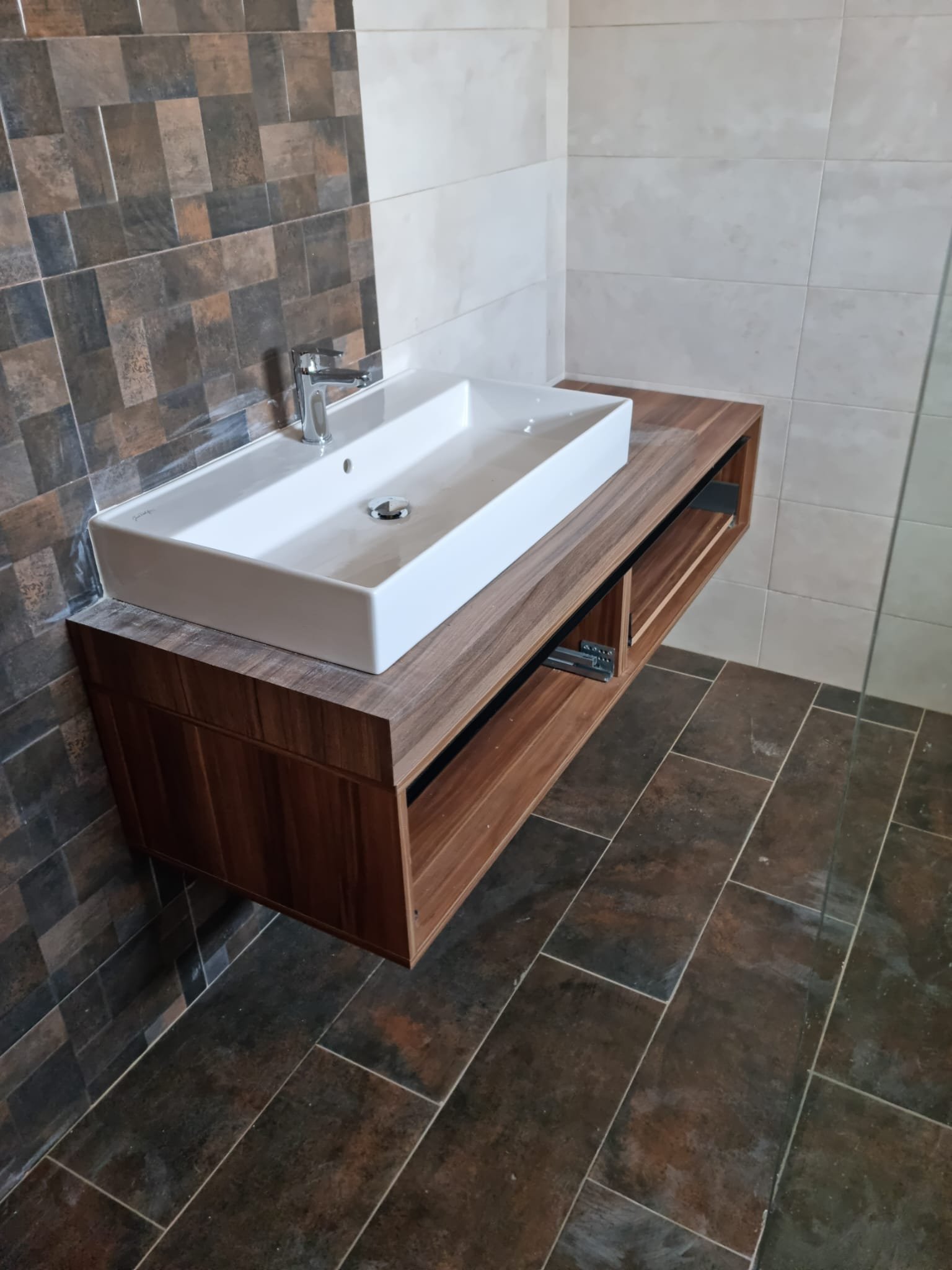 Mueble de baño en madera de nogal con lavabo