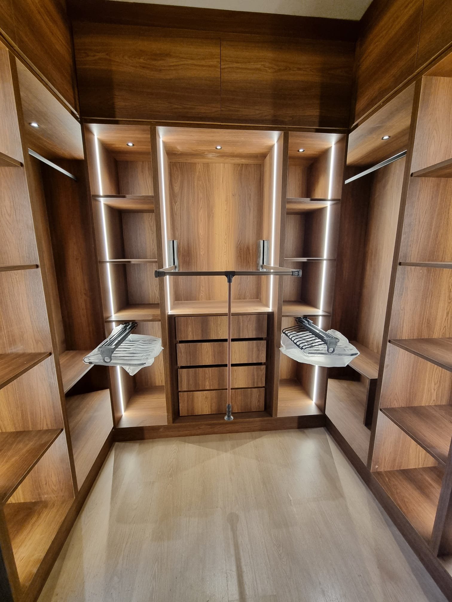 Vestidor de lujo con iluminación LED en madera de nuez