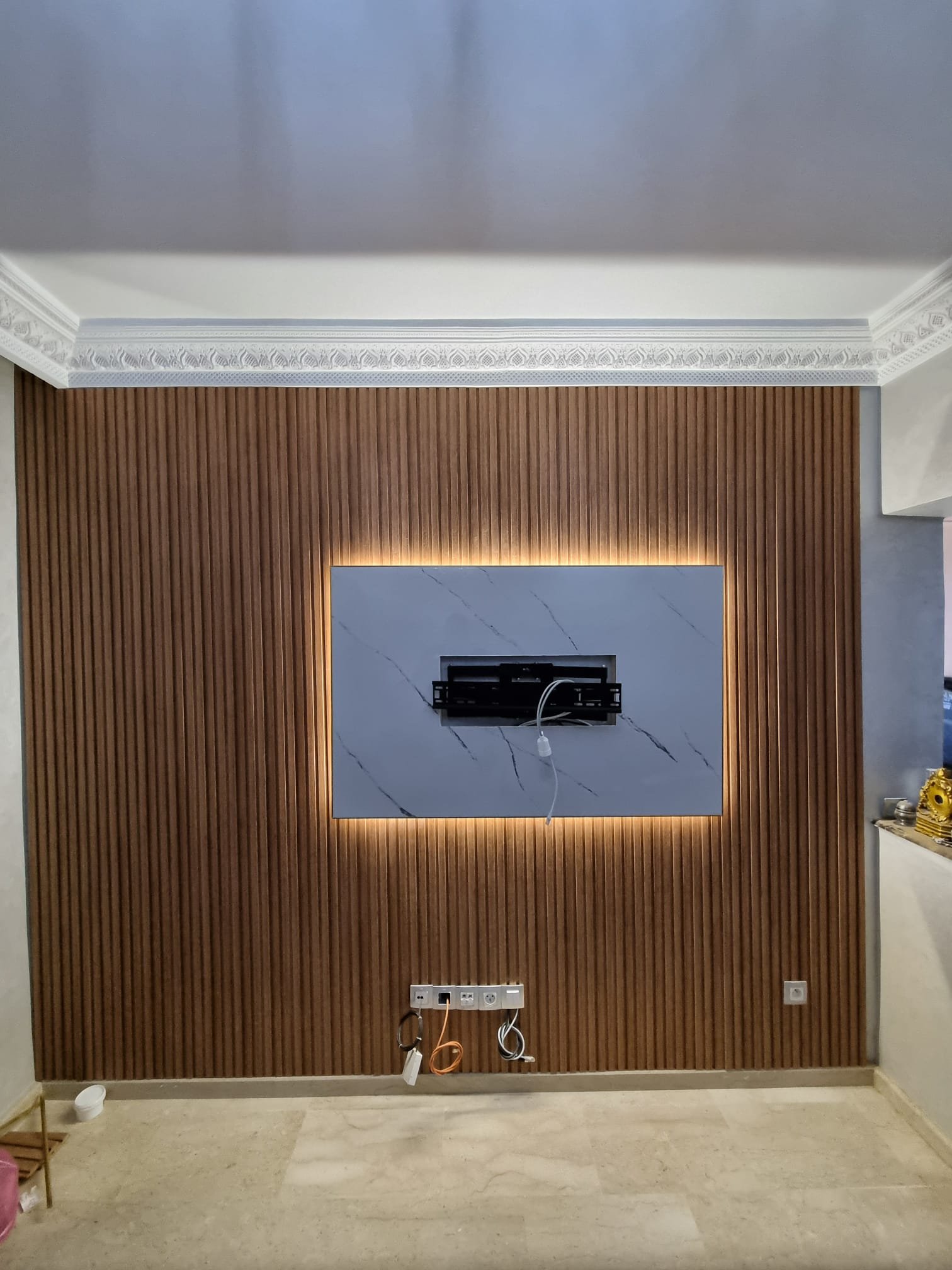 Salón con muebles de madera a medida