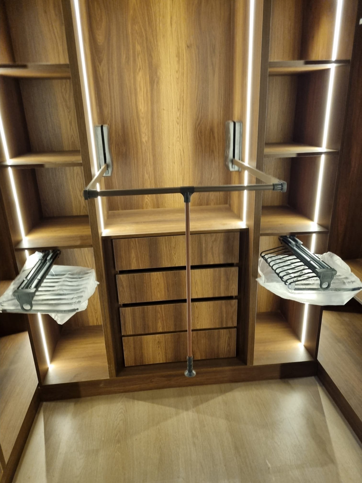 Vestidor de madera de nuez con iluminación LED